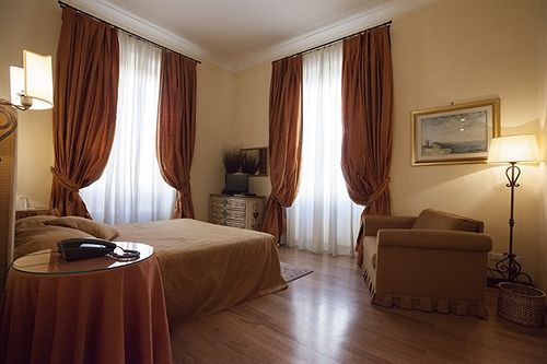 Relais Al Senato 3* Rome